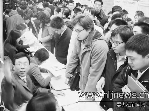 企业英才难觅求职踏破铁鞋 天之骄子遭遇市场