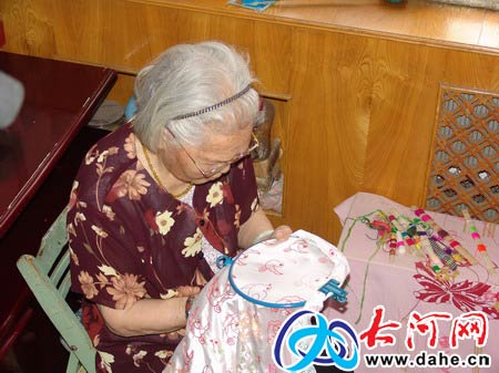 郑州一九旬老人携家人绣2008只和平鸽献奥运