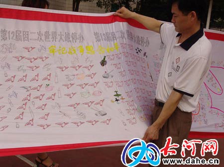 郑州一九旬老人携家人绣2008只和平鸽献奥运