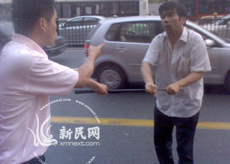 男子驾奔驰与公交车发生纠纷 拿球杆殴打司机(图)