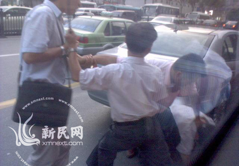 男子驾奔驰与公交车发生纠纷 拿球杆殴打司机(图)