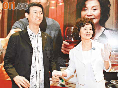 郑少秋被追问沈殿霞病情老婆发火夺门而出(图)