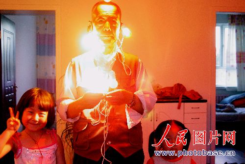 新疆奇人能忍受电流穿身 2分钟烤熟活鱼(图)