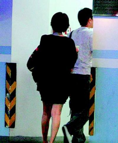 高圆圆再次夜宿夏雨家 一同进屋后再没现身(图)