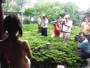 苏州女大学生在花园裸身拍摄写真(图)