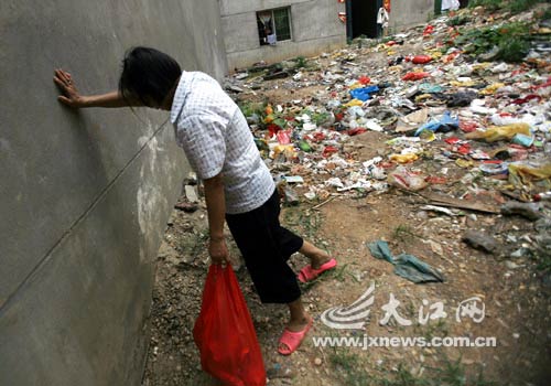 破烂里捡出希望 一名老人捡破烂培养出准大学生