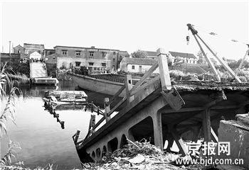 江苏如东县蔡渡大桥被运输船队撞塌(图)-江苏