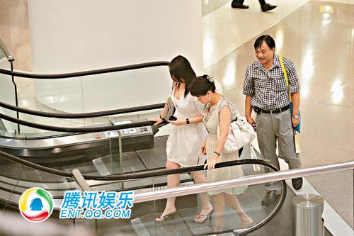 组图:赌王千金何超云性感出巡 5分钟豪爽扫货