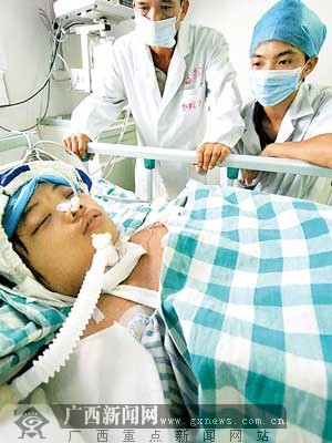 男孩掉进煤渣池半个多月仍昏迷(组图)