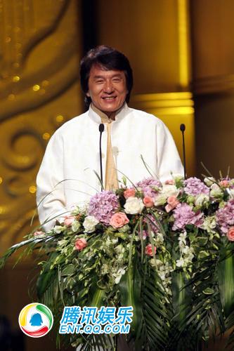 上海电影节颁奖礼 成龙颁发最佳评委会大奖(图)