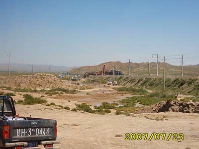 兰新线2火车相撞 9油罐车厢脱轨旅客无伤亡(图)