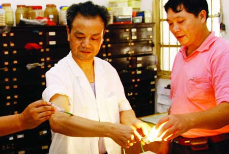 “导电奇人”身体像个变压器 谁能解开这个谜?