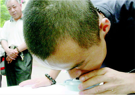 陕西小伙舌头能堵鼻孔蘸墨汁写字(组图)