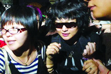周笔畅赴美学成归来 大波浪发型凸显女人味(图)