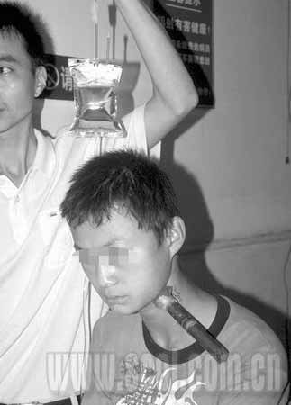 鱼竿根部钢筋刺穿少年喉部(图)