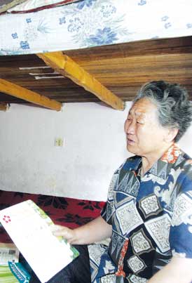 老人上坟捡到有病女婴 花光积蓄打零工抚养17年