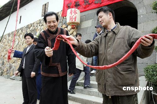 半百秦汉谱出黄昏恋 女友是著名港星薛家燕(图)