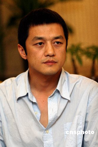 李亚鹏深夜酒吧买醉 经纪人:只是朋友生日聚会