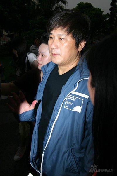 组图:胡瓜完成勒戒离开看守所女友未能同行