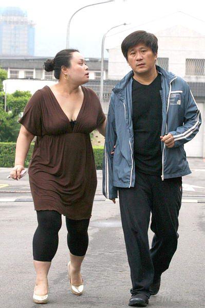 组图:胡瓜完成勒戒离开看守所女友未能同行