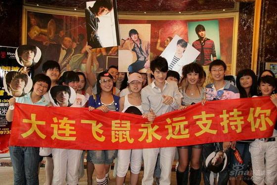 吴建飞首场大连歌迷会现场粉丝争抢签名(图)