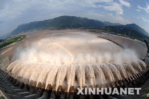 这是三峡大坝泄洪情景(7月30日摄)。 长江上游近期连续降雨,7月30日8时,三峡入库流量达到51000立方米每秒,三峡库区形成一次明显的快速涨水过程。长江防总签发调度令,要求中国三峡总公司于30日12时起,对三峡水库按48000立方米每秒的流量控制下泄,这标志着经过14年持续建设的三峡工程首次发挥防洪功能,为长江中下游拦蓄洪水。 新华社记者杜华举摄