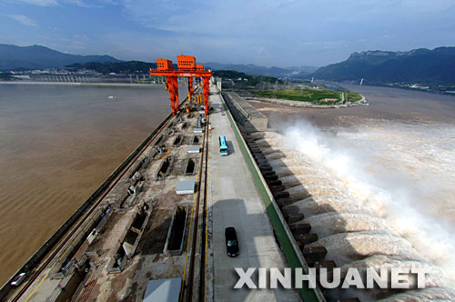 这是三峡大坝泄洪情景(7月30日摄)。 长江上游近期连续降雨,7月30日8时,三峡入库流量达到51000立方米每秒,三峡库区形成一次明显的快速涨水过程。长江防总签发调度令,要求中国三峡总公司于30日12时起,对三峡水库按48000立方米每秒的流量控制下泄,这标志着经过14年持续建设的三峡工程首次发挥防洪功能,为长江中下游拦蓄洪水。 新华社记者杜华举摄