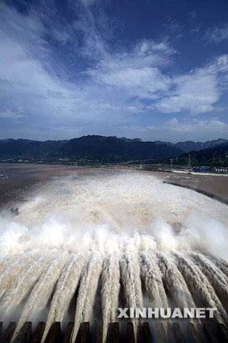 这是三峡大坝泄洪情景(7月30日摄)。 长江上游近期连续降雨,7月30日8时,三峡入库流量达到51000立方米每秒,三峡库区形成一次明显的快速涨水过程。长江防总签发调度令,要求中国三峡总公司于30日12时起,对三峡水库按48000立方米每秒的流量控制下泄,这标志着经过14年持续建设的三峡工程首次发挥防洪功能,为长江中下游拦蓄洪水。 新华社记者杜华举摄