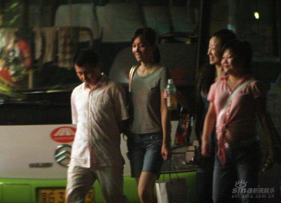 郭德纲入院治病爱徒何云伟陪神秘女逛街(组图)