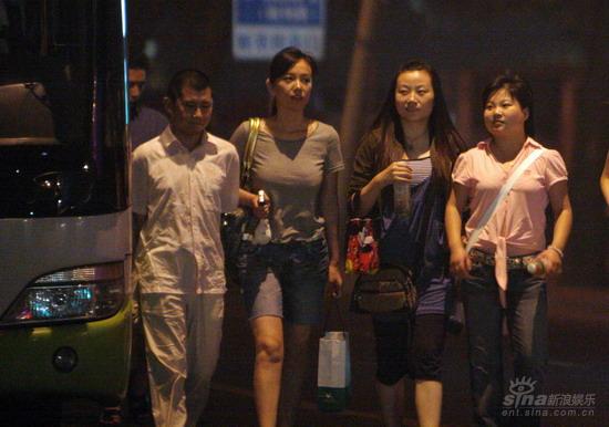 郭德纲入院治病爱徒何云伟陪神秘女逛街(组图)