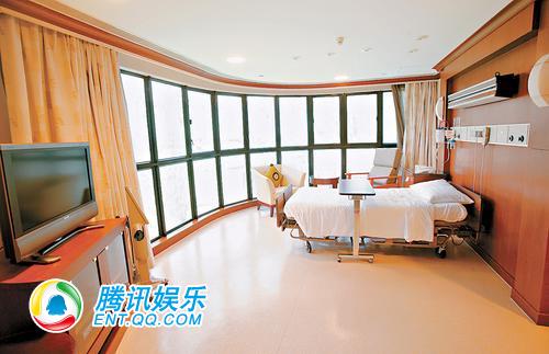张栢芝顺产诞6磅8男婴 谢霆锋停工陪产亲剪脐带