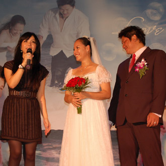 胞妹Saya奉子成婚 张惠妹停工飞赴婚宴(图)