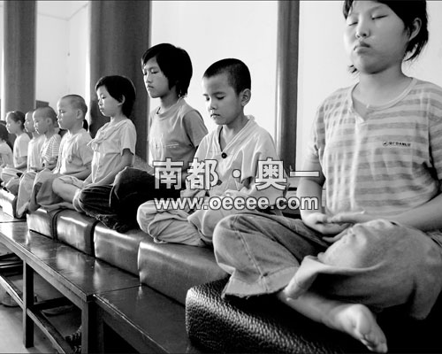 为健全孩子人格 38名中小学福利生临时出家