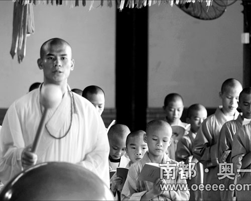 为健全孩子人格 38名中小学福利生临时出家