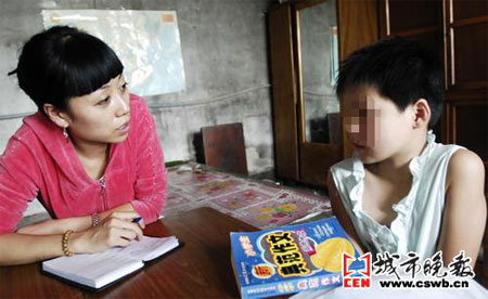 女孩患大小便失禁班主任每天为其换尿裤(组图)