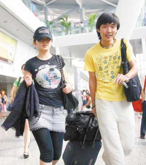 李湘被指身材肥胖 遭男粉丝泼啤酒险成落汤鸡