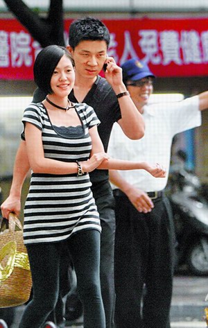 小S产检老公“护驾” 徐妈妈鼓励生三胎(图)