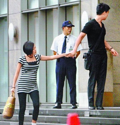 小S产检老公“护驾” 徐妈妈鼓励生三胎(图)