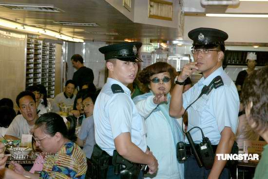 组图:沈殿霞外出与朋友聚餐病重谣言不攻自破