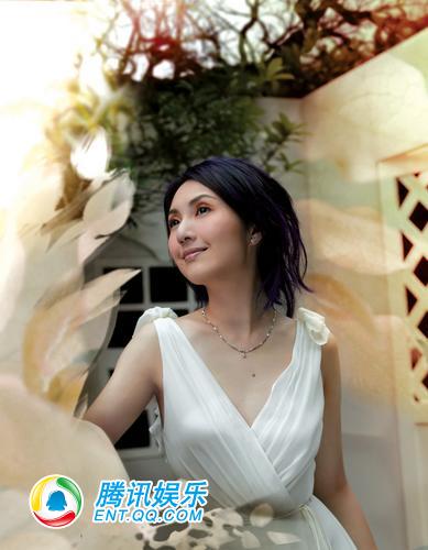 加盟新东家首张大碟 杨千嬅山顶拍唱片封面(图)