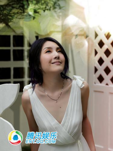 加盟新东家首张大碟 杨千嬅山顶拍唱片封面(图)