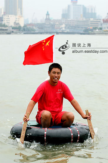 据程彦华说,八点多他就抵达了旅程的目的地:吴淞口。为了给他这次“壮举”画上一个有纪念性句号,他漂向了东方明珠。这一路上,他就是靠自然的水流和风力为动力,两块竹片用来划水。(来源:东方网 作者:刘歆)
