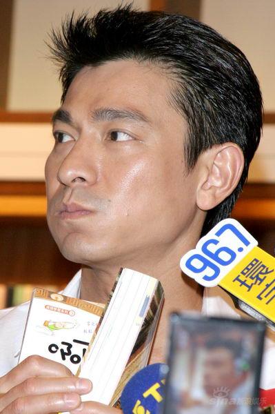 刘德华买书捐赠学童大方自揭脸上长痣原因(图)