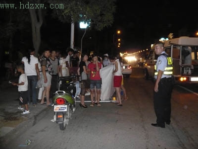 夜市小贩街头分娩 几十女子围人墙保护(图)