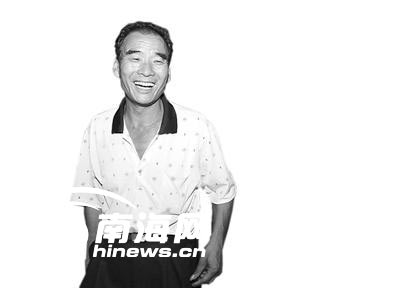 夫妇靠打零工收养10多名弃婴(图)