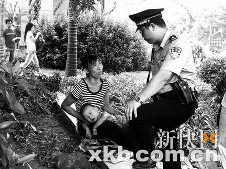 36岁女子叫卖儿子两个月围观市民斥其骗钱(图)
