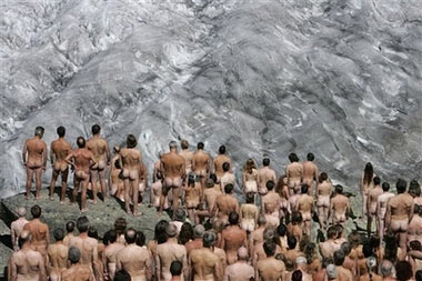 数百人登瑞士冰山拍裸照 旨在推动环保事业(图)