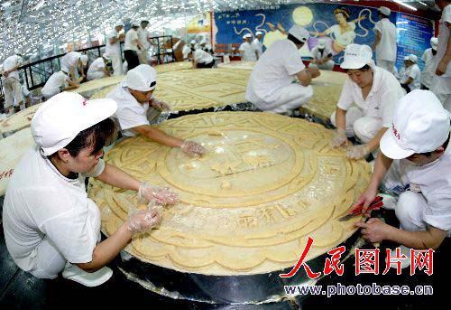 我国第一大月饼沈阳完工 重约12.98吨(组图)