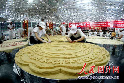 沈阳:重约12.98吨的中国第一大月饼完工