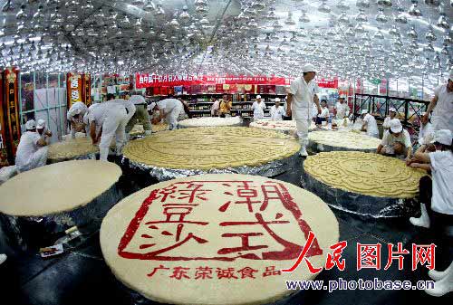 沈阳:重约12.98吨的中国第一大月饼完工